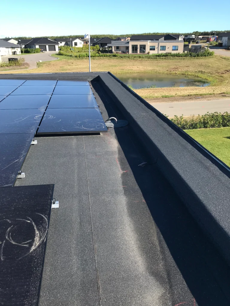 Solcelleanlæg på taget af et hjem