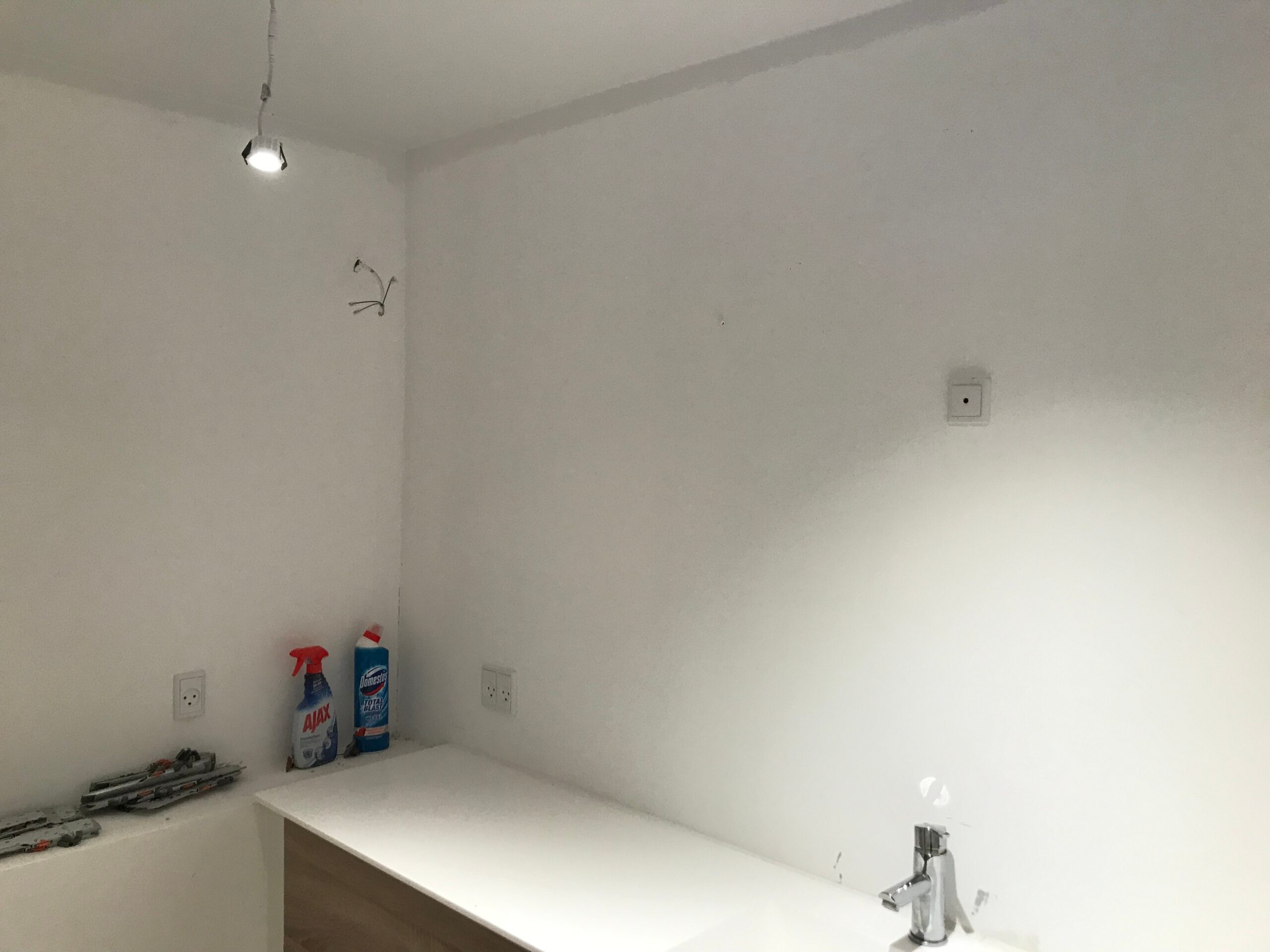 Lampeudtag og spot i badeværelse